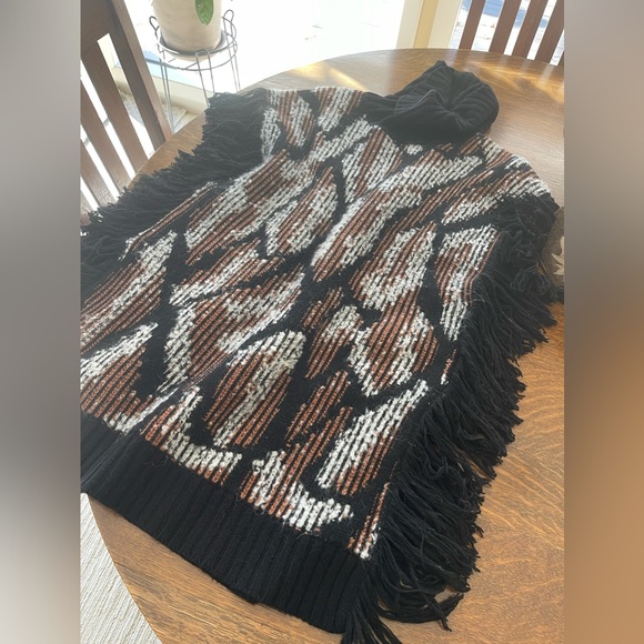 BCBGMAXAZRIA turtle neck tunic w/fringe. Woven beautiful, dramatic. EUC - Picture 3 of 7
